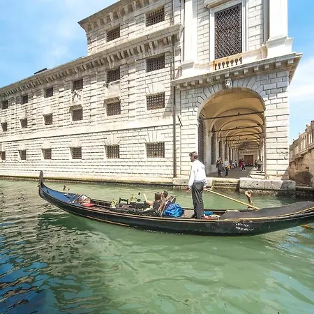 1 Bedroom Awesome In Appartamento *